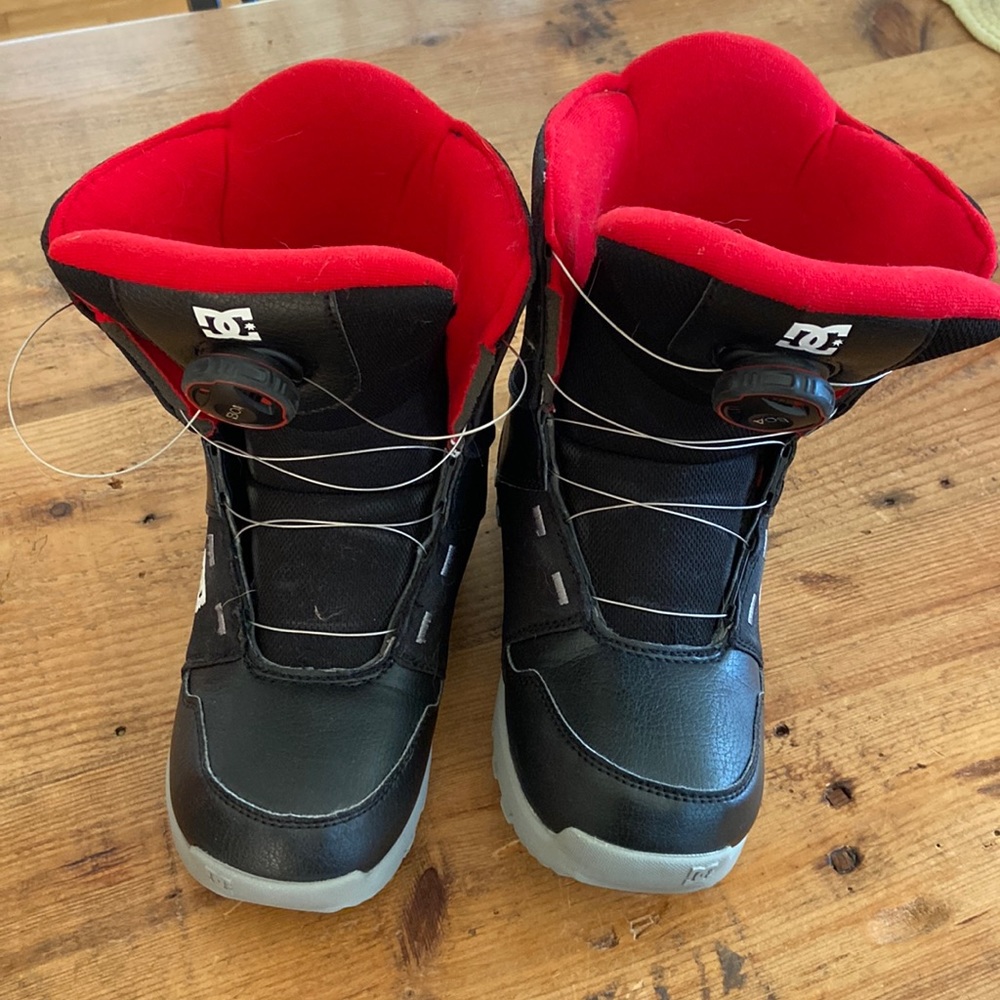DC Snowboard boots. Execellent shape. Sz 6, youth.